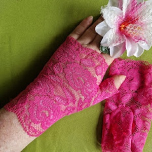 ESKÜVŐ KTY69 - 15cm-es egy ujjas pink, magenta csipke kesztyű - Meska.hu