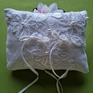 ESKÜVŐ GYP33 - Ekrü 18x14cm-es csipkés, gyöngyös, masnis gyűrűpárna  - Meska.hu