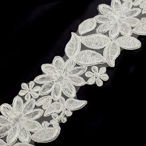 70SCS42 - 70mm-mes Hímzett törtfehér paszomány / csipke Organza szalagon, Kellékek & szerszámok, Rövidáru, Szalag, pánt, Csipke, csipkeszalag, , MESKA