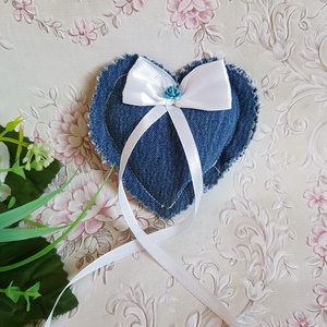 Szív alakú MINI farmer gyűrűpárna fehér masnival, Esküvő, Kiegészítők, Gyűrűtartó & Gyűrűpárna, , MESKA