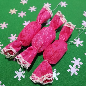 Textil szaloncukor, pink karácsonyfadísz, karácsonyi dekoráció - karácsony - karácsonyi lakásdekoráció - karácsonyfadíszek - Meska.hu
