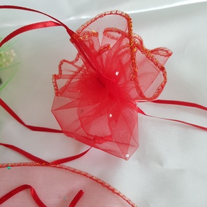 Piros színű, kör alakú, csillogó organza dísztasak, ajándék tasak - esküvő - emlék & ajándék - köszönőajándék - Meska.hu