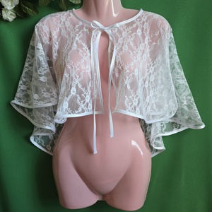 Hófehér színű, szatén szegélyes csipkés menyasszonyi pelerin, válltakaró, Esküvő, Kiegészítők, Bolero és válltakaró, Varrás, MESKA