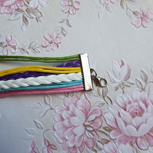 Színes, tarka műbőr karkötő fém díszekkel - horgony, LOVE, faith, végtelen jel - ékszer - karkötő - fonott karkötő - Meska.hu