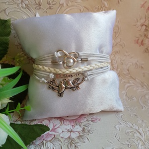 Fehér műbőr karkötő fém díszekkel - galamb, LOVE, szív, Ékszer, Karkötő, Fonott karkötő, Ékszerkészítés, MESKA