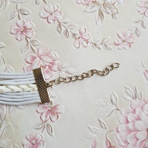 Fehér műbőr karkötő fém díszekkel - galamb, LOVE, szív - ékszer - karkötő - fonott karkötő - Meska.hu