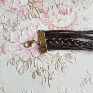 Barna műbőr karkötő fém díszekkel - horgony, believe, szárny, végtelen jel - ékszer - karkötő - fonott karkötő - Meska.hu