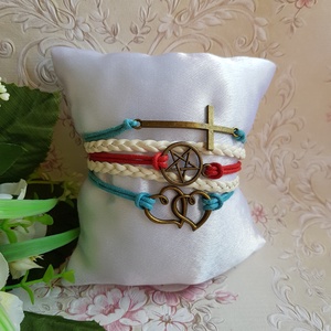 Színes műbőr karkötő fém díszekkel - csillag, kereszt, szívek, Ékszer, Karkötő, Fonott karkötő, Ékszerkészítés, MESKA