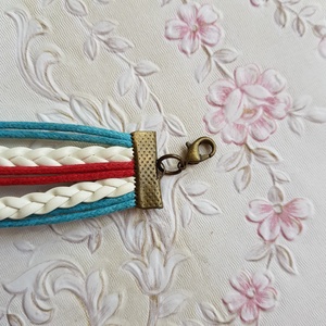 Színes műbőr karkötő fém díszekkel - csillag, kereszt, szívek - ékszer - karkötő - fonott karkötő - Meska.hu