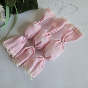 Rózsaszín alapon fehér csillag mintás textil szaloncukor karácsonyfadísz, karácsonyi dekoráció - karácsony - karácsonyi lakásdekoráció - karácsonyfadíszek - Meska.hu