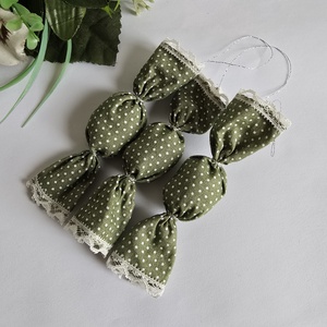 Textil szaloncukor, zöld alapon pöttyös karácsonyfadísz, karácsonyi dekoráció - karácsony - karácsonyi lakásdekoráció - karácsonyfadíszek - Meska.hu