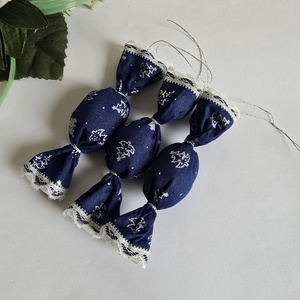 Ezüstszínű fenyő mintás textil szaloncukor karácsonyfadísz, karácsonyi dekoráció - karácsony - karácsonyi lakásdekoráció - karácsonyfadíszek - Meska.hu