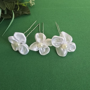 Fehér gyöngyös, fehér színű szatén virágos hajtű, hajdísz - Meska.hu