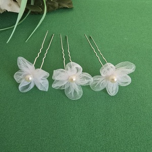 Fehér gyöngyös, fehér színű tüll virágos hajtű, hajdísz, Esküvő, Hajdísz, Hajtű, Varrás, MESKA