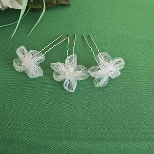 Áttetsző, gyémánt alakú gyöngyös, fehér színű tüll virágos hajtű, hajdísz, Esküvő, Hajdísz, Hajtű, Varrás, MESKA