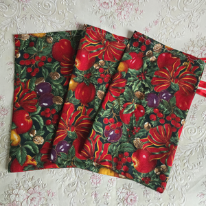 Karácsonyi mintás (masni, dió, fagyal, szilva, alma) mikulás zsák, textil ajándéktasak - karácsony - mikulás - mikulás zsák - Meska.hu