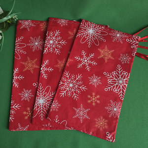 Piros alapon hópehely mintás mikulás zsák, textil ajándéktasak - karácsony - mikulás - mikulás zsák - Meska.hu