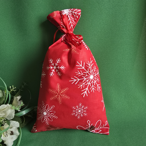 Piros alapon hópehely mintás mikulás zsák, textil ajándéktasak, Karácsony, Mikulás, Mikulás zsák, Varrás, MESKA