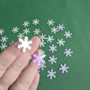 100db-os irizáló hópehely alakú karácsonyi konfetti, dekoráció - karácsony - karácsonyi lakásdekoráció - karácsonyi lakásdíszek - Meska.hu