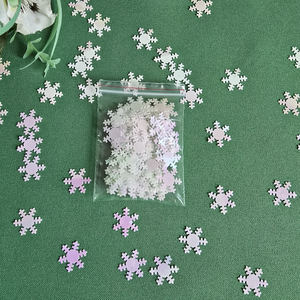 100db-os irizáló hópehely alakú karácsonyi konfetti, dekoráció - karácsony - karácsonyi lakásdekoráció - karácsonyi lakásdíszek - Meska.hu