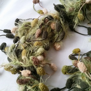 Zöld-bézs színárnyalatú bohókás horgolt sál - ruha & divat - sál, sapka, kendő - sál - Meska.hu