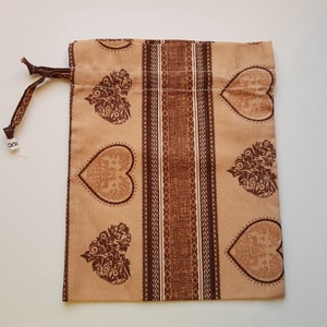 Barna alapon szív mintás zsák, textil ajándéktasak, Karácsony, Karácsonyi ajándékozás, Karácsonyi ajándékcsomagolás, Varrás, Mérete: 20 x 28cm

Ha eltérnél a hagyományos mikulászacskótól, csomagolhatod a mikuláscsomagot, kar..., MESKA