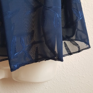 Sötétkék színű hímzett sál, kendő, vállkendő, stóla - esküvő - kiegészítők - bolero és válltakaró - Meska.hu