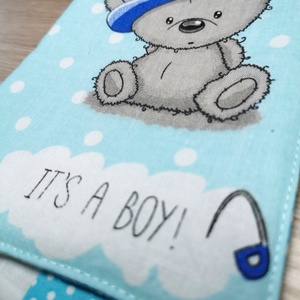 Egészségügyi kiskönyv borító It's a boy kék macis, Otthon & Életmód, Papír, írószer, Egészségügyi kiskönyv borító, Varrás, MESKA