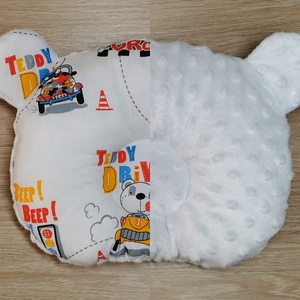 Stabilizáló MACI párna autós fehér háttérrel - otthon & életmód - babaszoba, gyerekszoba - gyerek díszpárna - Meska.hu