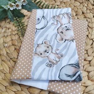 Egészségügyi kiskönyv borító - Nagy mintás bébi állatos - Beige pöttyös oldallal UNISEX - játék & sport - babalátogató ajándékcsomag - Meska.hu