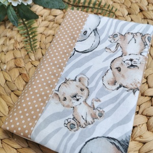 Egészségügyi kiskönyv borító - Nagy mintás bébi állatos - Beige pöttyös oldallal UNISEX - játék & sport - babalátogató ajándékcsomag - Meska.hu