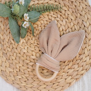 Nyuszifüles rágóka fa karikával - Barna duplagéz anyagból UNISEX, Játék & Sport, Babalátogató ajándékcsomag, Varrás, MESKA