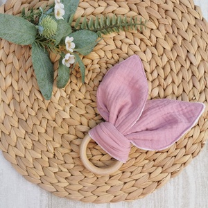 Nyuszifüles rágóka fa karikával - Mályva duplagéz anyagból , Játék & Sport, Babalátogató ajándékcsomag, Varrás, MESKA