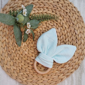 Nyuszifüles rágóka fa karikával - Világos zöld duplagéz anyagból , Játék & Sport, Babalátogató ajándékcsomag, Varrás, MESKA