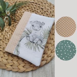 Egészségügyi kiskönyv borító kölyök vadállatos- zsálya pöttyös oldallal UNISEX - játék & sport - babalátogató ajándékcsomag - Meska.hu