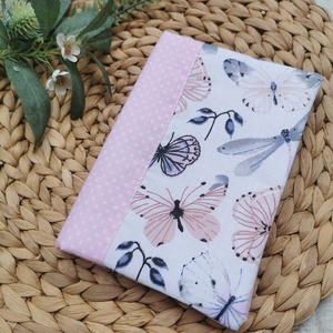 Egészségügyi kiskönyv borító lepkés- világos rózsaszín pöttyös oldallal , Játék & Sport, Babalátogató ajándékcsomag, Varrás, MESKA