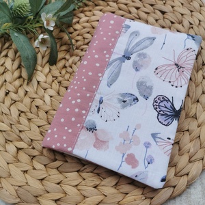 Egészségügyi kiskönyv borító lepkés- mályva pöttyös oldallal , Játék & Sport, Babalátogató ajándékcsomag, Varrás, MESKA