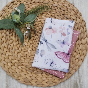 Egészségügyi kiskönyv borító lepkés- mályva pöttyös  - játék & sport - babalátogató ajándékcsomag - Meska.hu