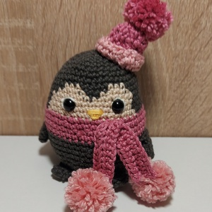 Horgolt Pingvin Rózsaszín Sállal és Sapkával - Amigurumi - játék & sport - plüssállat & játékfigura - más figura - Meska.hu