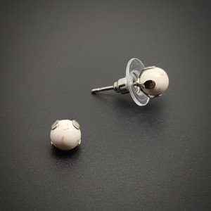 Magnezit fülbevaló, 6 mm � fehér ásványgolyó nemesacél foglalatban - Meska.hu