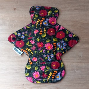 Fekete alapon virágok mosható betét 26cm - Meska.hu