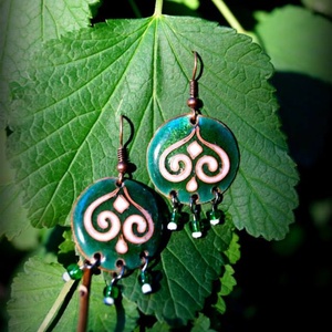 Zöld-fehér tűzzománc fülbevaló - Meska.hu