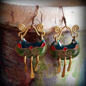 Vidám, kacskaringós tűzzománc fülbevaló - Meska.hu