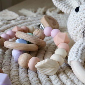 Cumilánc és marokrágcsa, horgolt nyuszival, díszdobozban � Babalátogató ajándék � Babaváró ajándék - játék & sport - 3 éves kor alattiaknak - cumilánc - Meska.hu