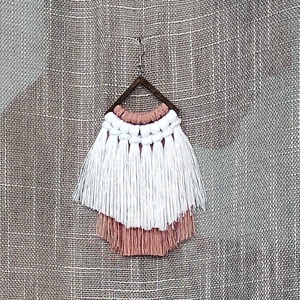 earringed - pink-fehér makramé fülbevaló, Ékszer, Fülbevaló, Lógó fülbevaló, Csomózás, MESKA