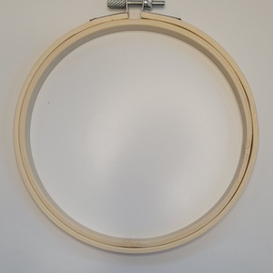 16 cm átmérőjű bambusz hímzőráma - kellékek & szerszámok - rövidáru - fonal, cérna - hímzőfonal - Meska.hu