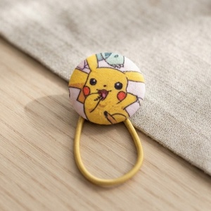 Pikachu mintás szövettel behúzott gomb hajgumi, Ruha & Divat, Hajdísz & Hajcsat, Hajgumi, , MESKA