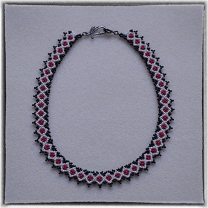 Piros-fehér-fekete nyaklánc - ékszer - nyaklánc - gyöngyös nyaklánc - Meska.hu