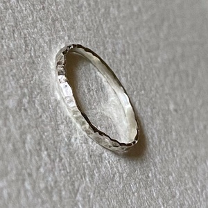 Ezüst gyűrű kalapált mintával - ékszer - gyűrű - kerek gyűrű - Meska.hu