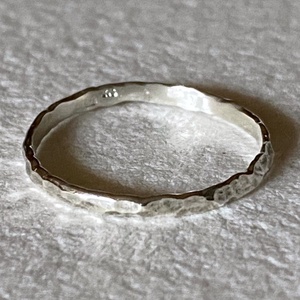 Ezüst gyűrű kalapált mintával - ékszer - gyűrű - kerek gyűrű - Meska.hu